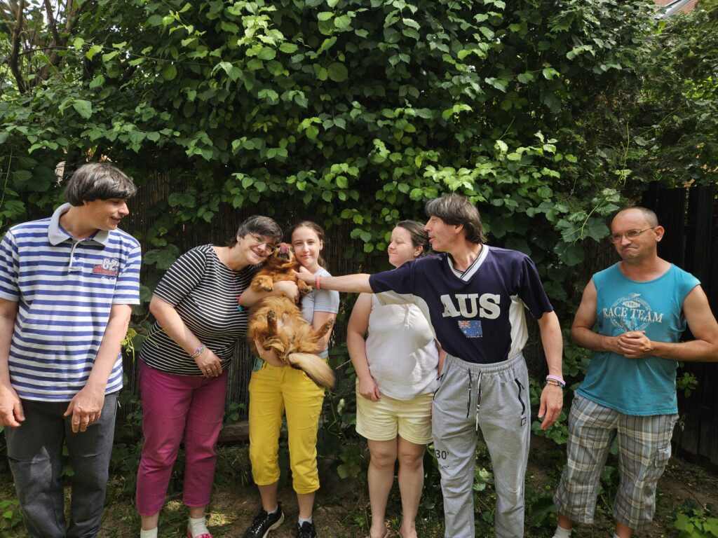 Bewoners van het Agape-huis in de tuin