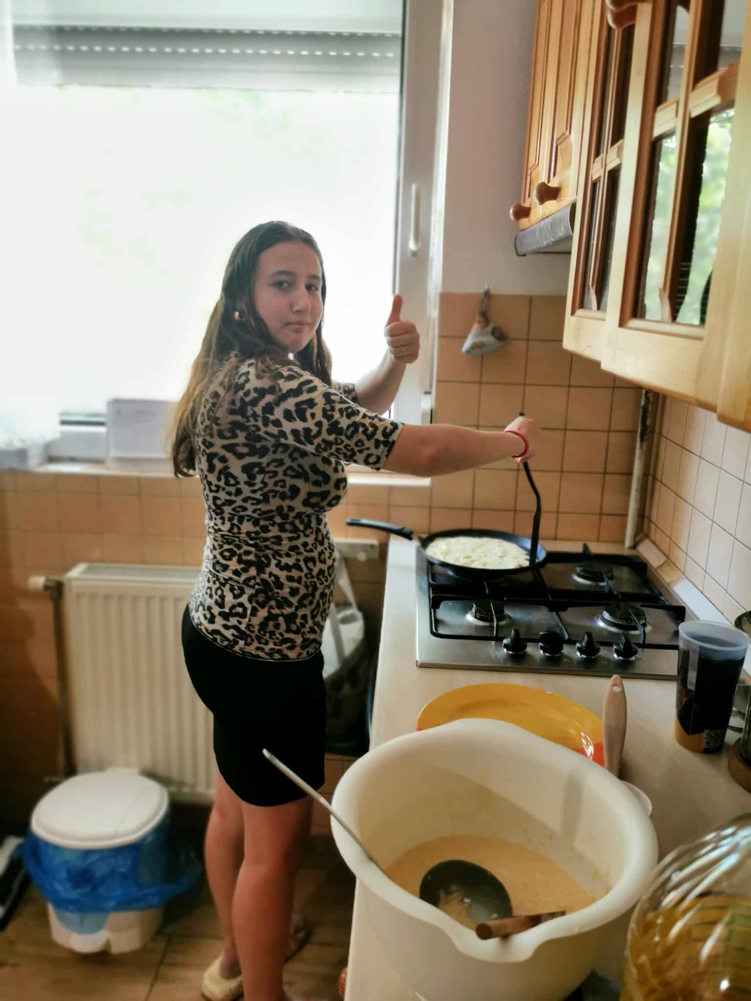 Tündi houdt van pannenkoeken bakken