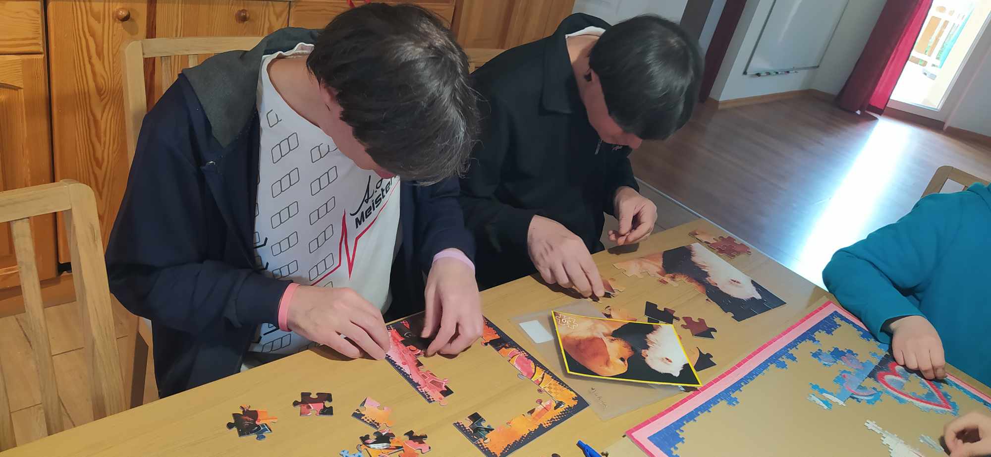 De jongens maken ondertussen een puzzel